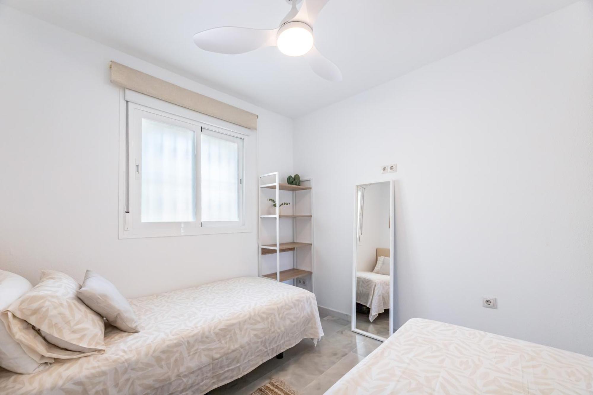 Apartamento Beautiful 2-bedroom Flat - Pool And Paddle Court Málaga